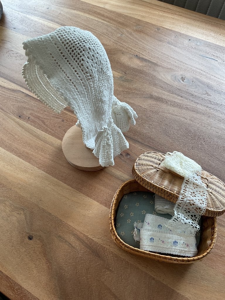 Antieke gehaakte klederdracht muts, Ophalen of Verzenden, Dames, Onbekend
