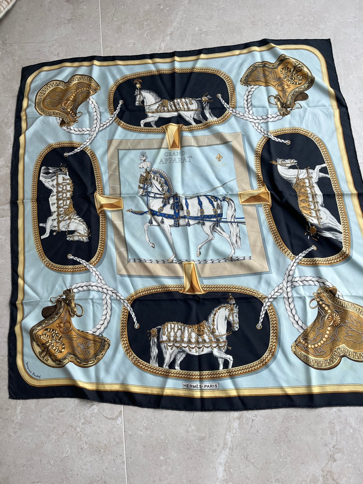 Hermès Zijden Sjaal, Ophalen of Verzenden, Gedragen, Maat 46/48 (XL) of groter, Sjaal