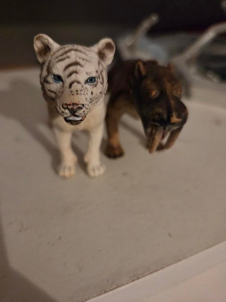 2 diertjes: Witte tijger en sabeltandtijger speelfiguren, Ophalen of Verzenden, Gebruikt, Jongen of Meisje