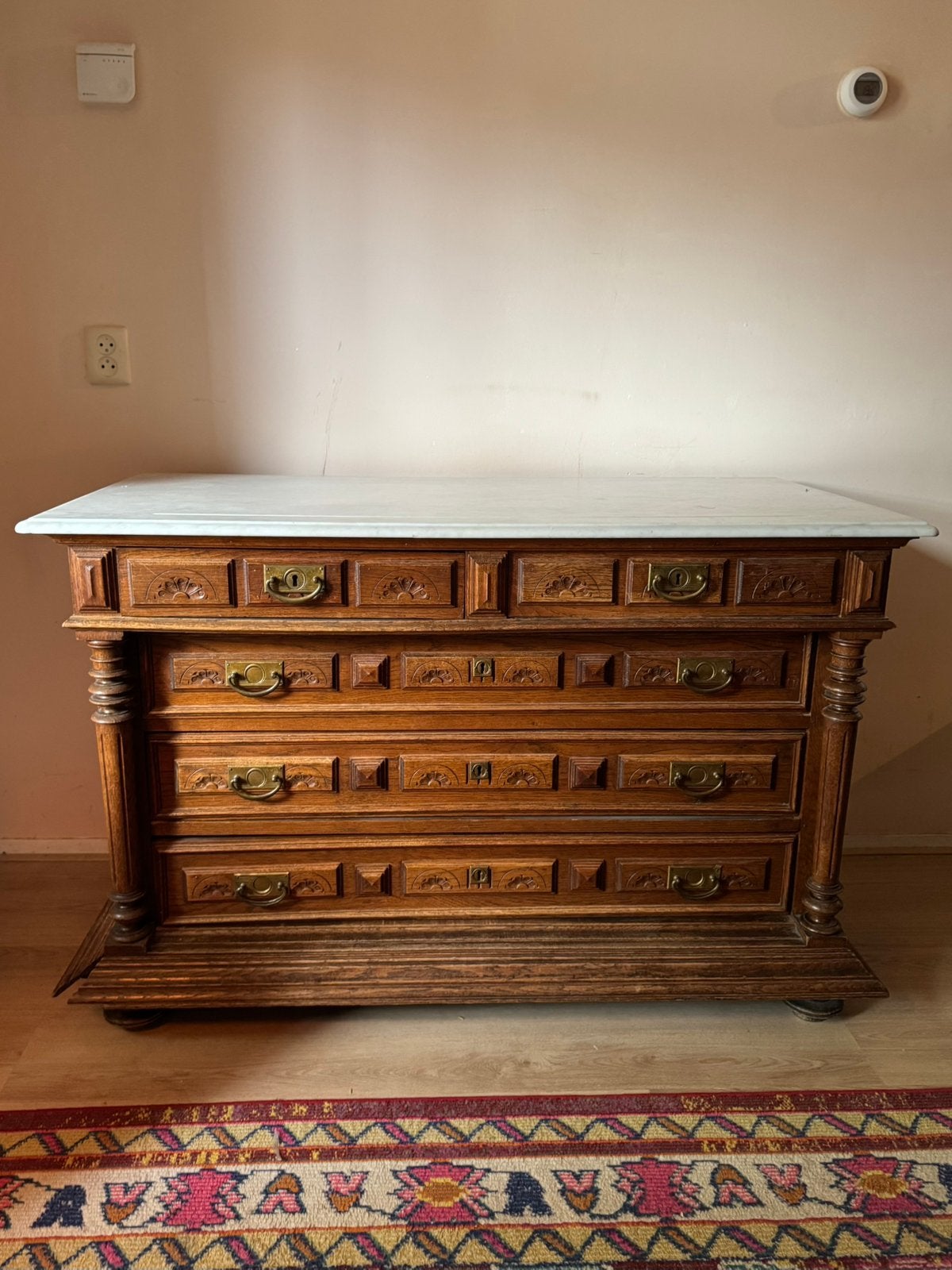 Vintage houten ladekast / commode met Carrara marmeren blad, Ophalen, 100 tot 150 cm, Zo goed als nieuw, Minder dan 100 cm