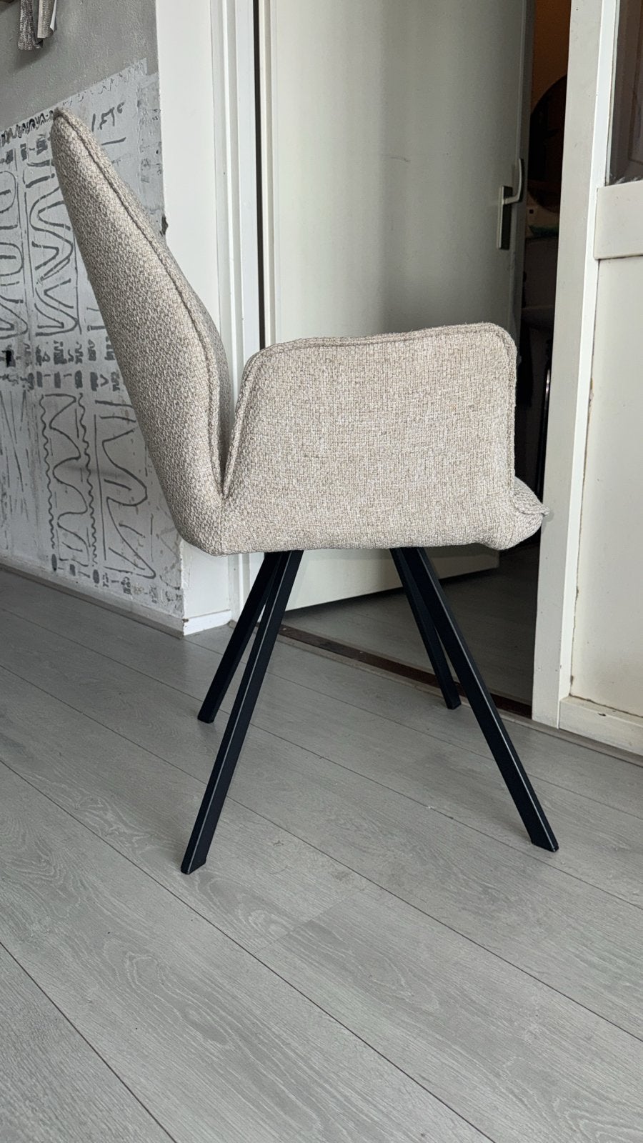 Moderne beige eetkamerstoel - Zo goed als nieuw, Huis en Inrichting, Stoelen, Ophalen, Overige kleuren, Zo goed als nieuw, Eén