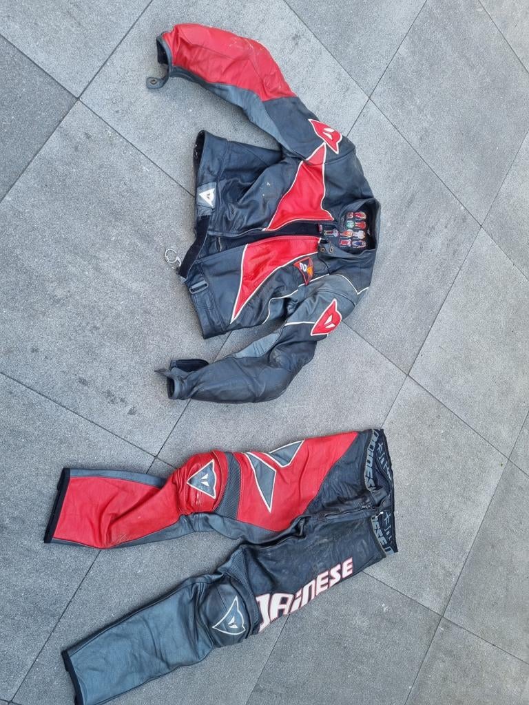 Dainese leren combipak (jas en broek) - Zwart/Rood, Motoren, Kleding | Motorkleding, Ophalen of Verzenden