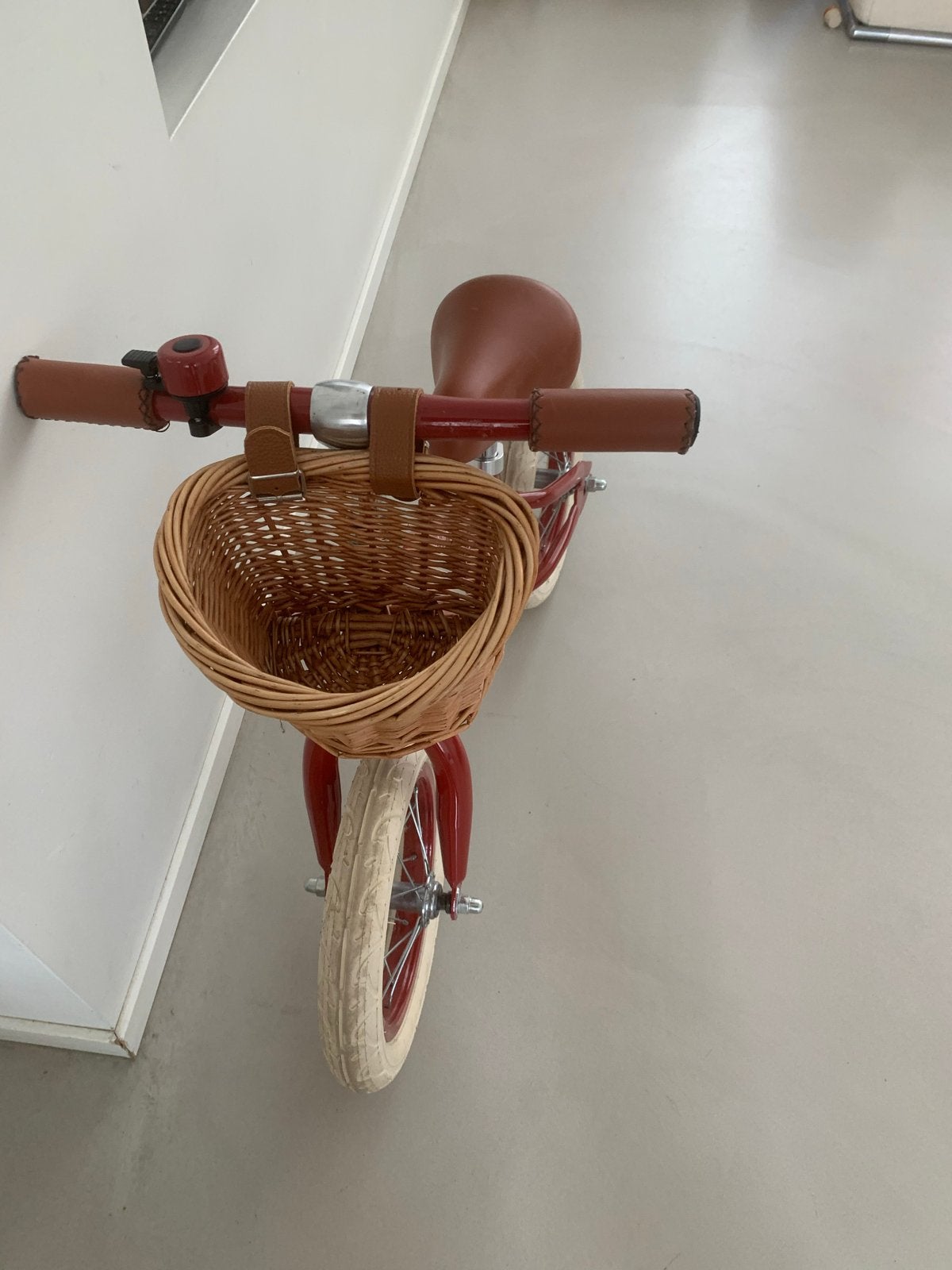 Banwood loopfiets rood met rieten mandje - Zo goed als nieuw, Ophalen of Verzenden, Zo goed als nieuw
