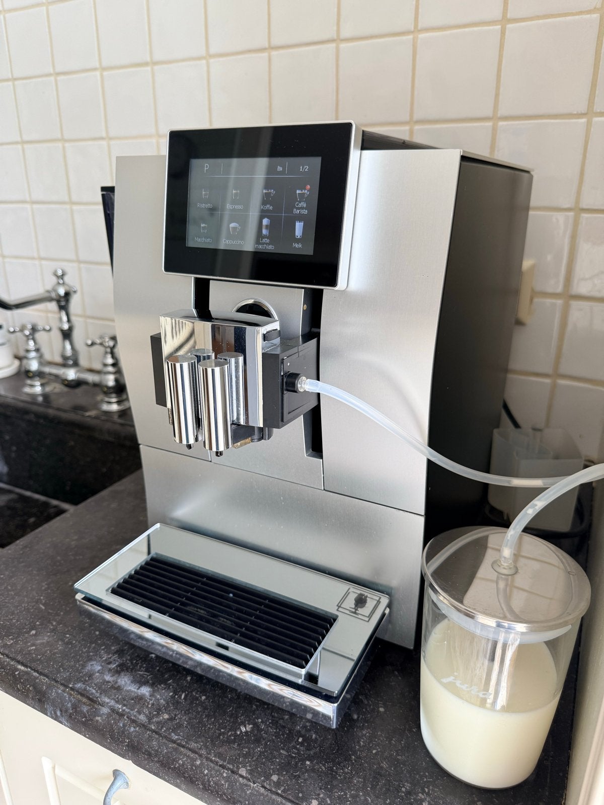 Jura Z8 volautomatische koffiemachine, Ophalen, Afneembaar waterreservoir, 10 kopjes of meer, Koffiemachine