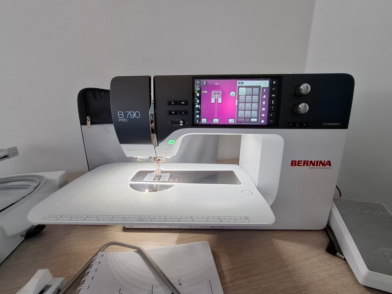 Bernina B 790 PRO Naai- en Borduurmachine met BSR, Ophalen, Zo goed als nieuw, Naaimachine, Bernina