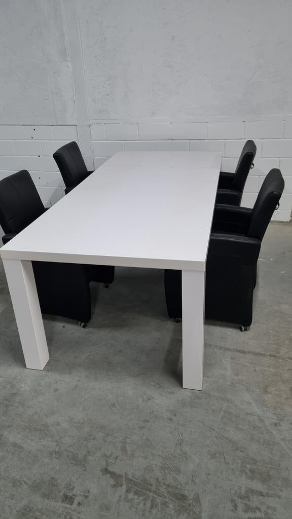 Hoogglans witte eettafel met 4 zwarte leren stoelen, Huis en Inrichting, Tafels | Eettafels, Ophalen, 100 tot 150 cm, Overige materialen