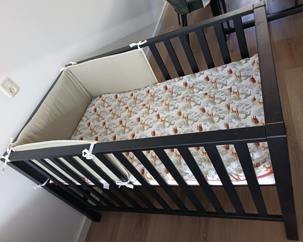 Tweeling box zwart incl. matras, boxkleed & bumper Koeka, Kinderen en Baby's, Ophalen, Zo goed als nieuw, Boxkleed