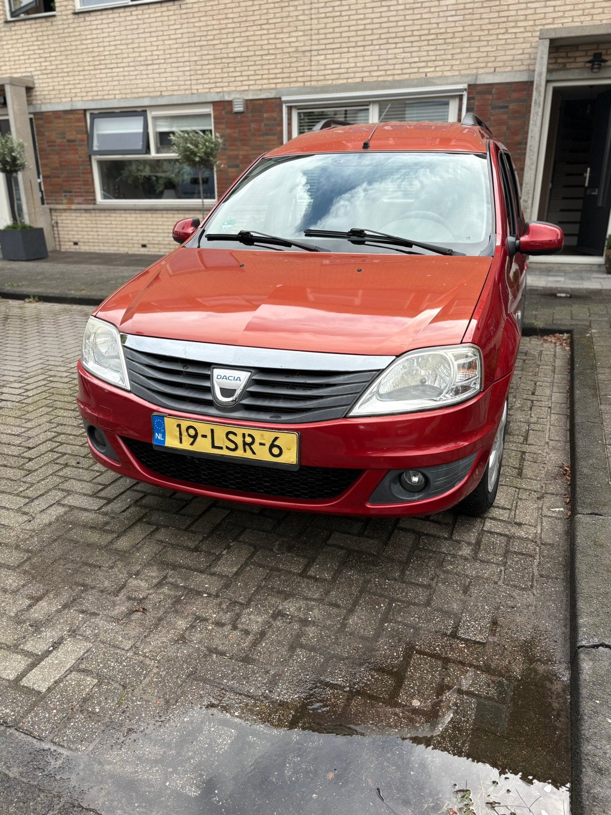 Dacia Logan 1.6 16V MCV 77KW 7P 2010 Rood