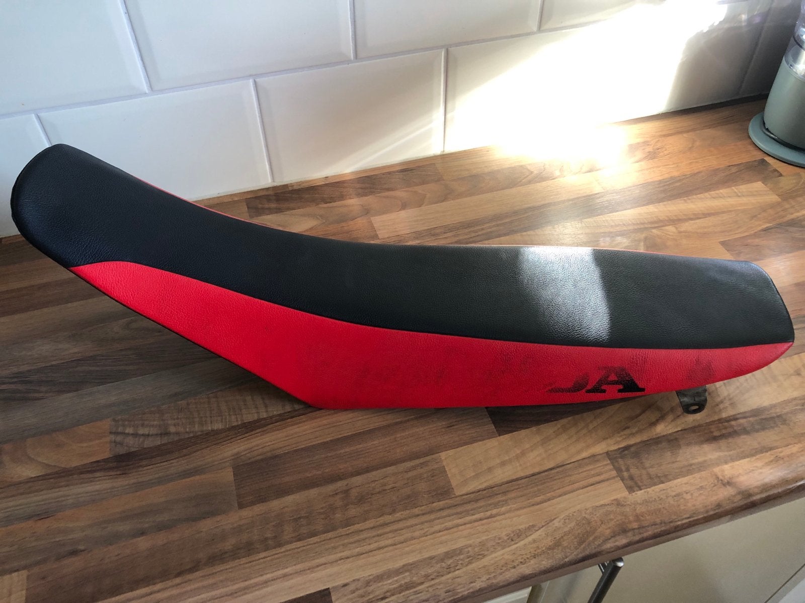 Honda CRF 450r crossmotor zadel rood/zwart 2004, Motoren, Onderdelen | Overige, Gebruikt, Ophalen of Verzenden
