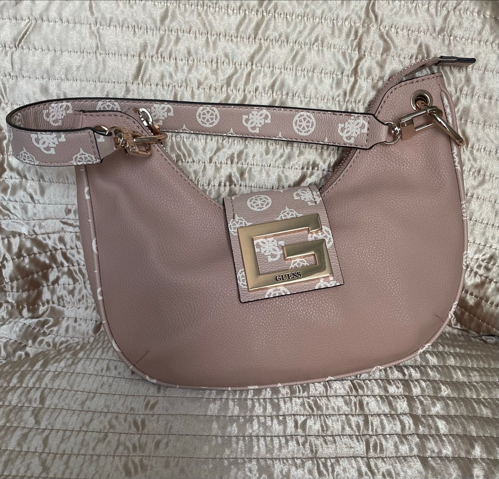 Guess schoudertasje in roze/beige met logo print, Ophalen, Zo goed als nieuw, Beige, Schoudertasje