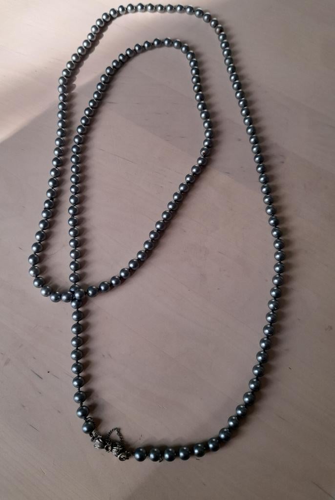 Oude lange handgeknoopte parelketting met zilveren slot, Ophalen of Verzenden, Gebruikt, Zilver, Overige materialen
