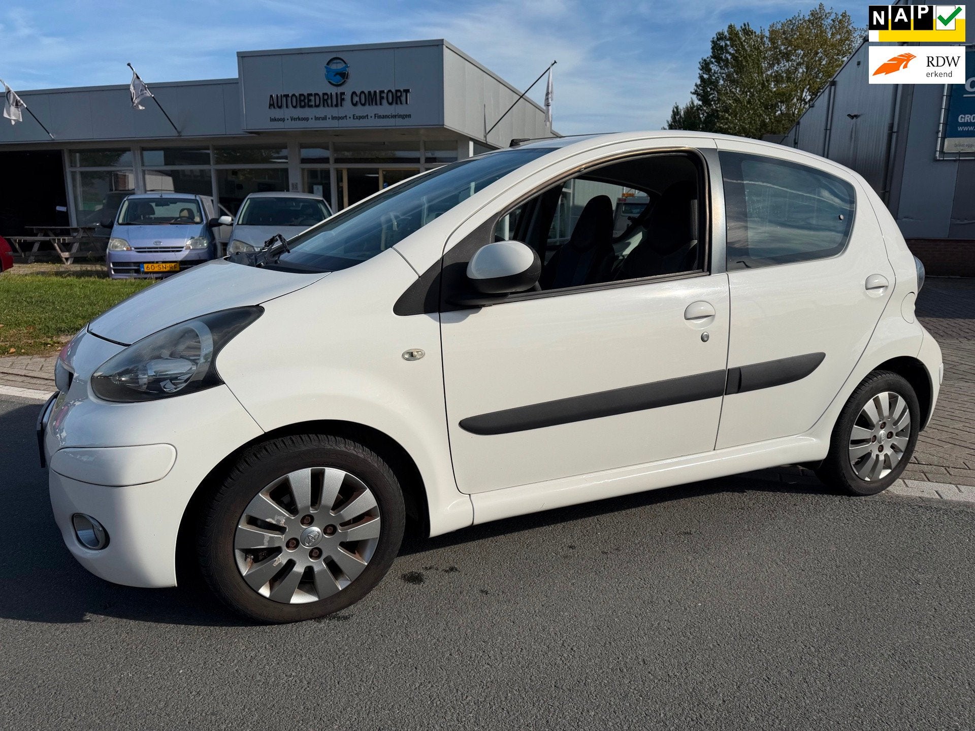 Toyota Aygo 1.0-12V Xcite White. • LEER • AIRCO •, Auto's, Voorwielaandrijving, Gebruikt, Zwart, Elektrische ramen