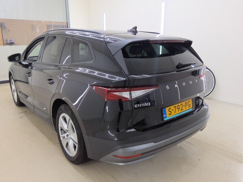 Skoda Enyaq iV 60  SOH 94%  Camera  Stoelverw. + st, Auto's, Automaat, Achterwielaandrijving, Gebruikt, Zwart