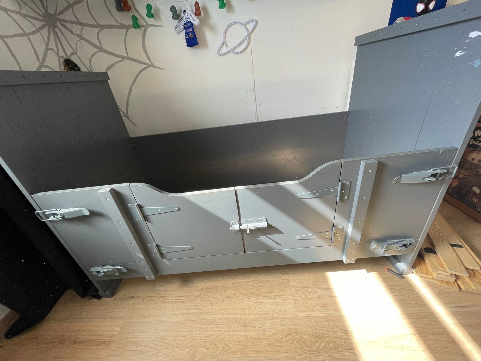Stevig grijs peuterbed met lattenbodem, Ophalen, Gebruikt, Eenpersoons, Stoer, legerkist, kist