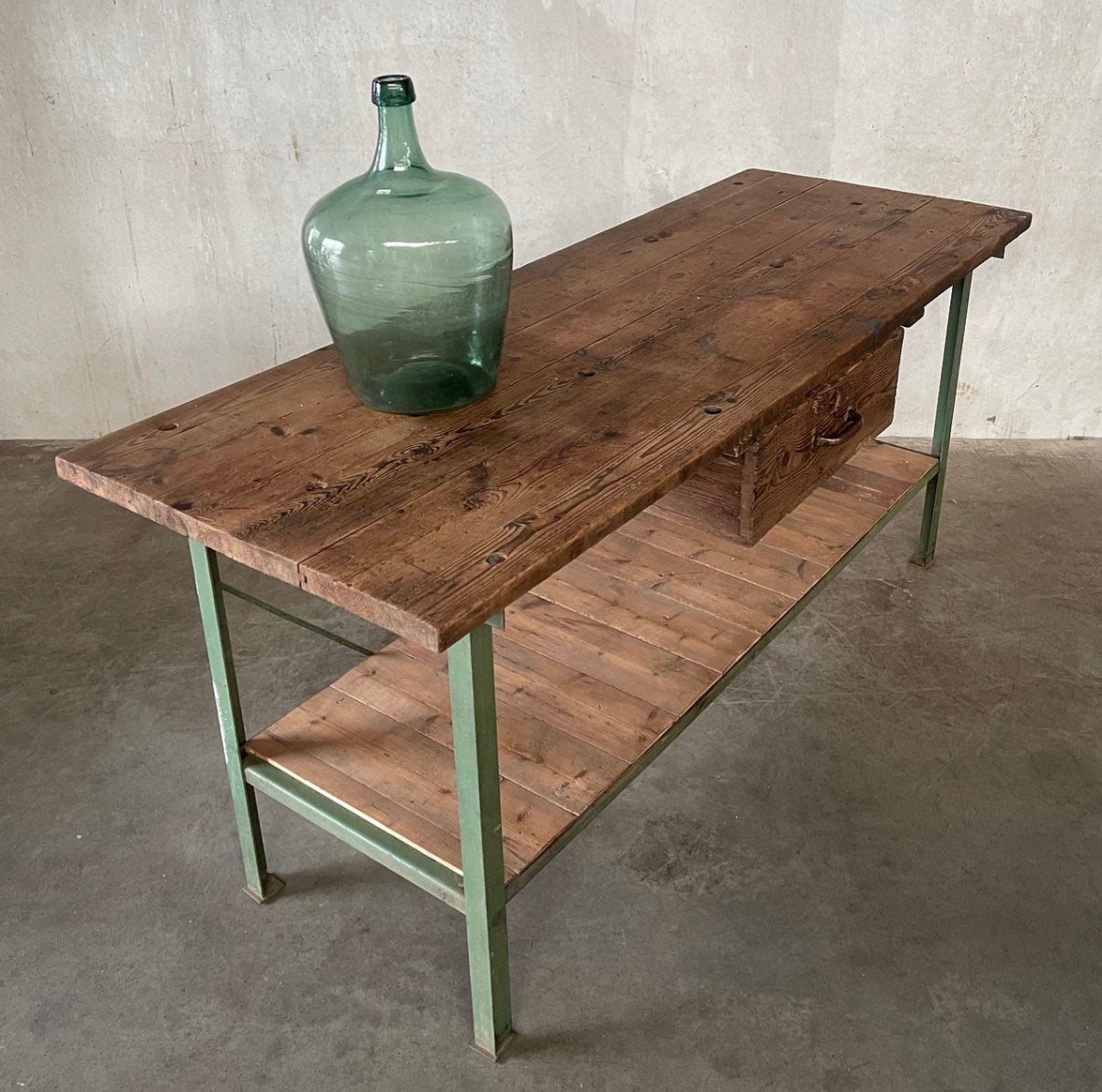 Foto 5 van Oude werkbank, vintage dressoir, industriële toonbank, kast