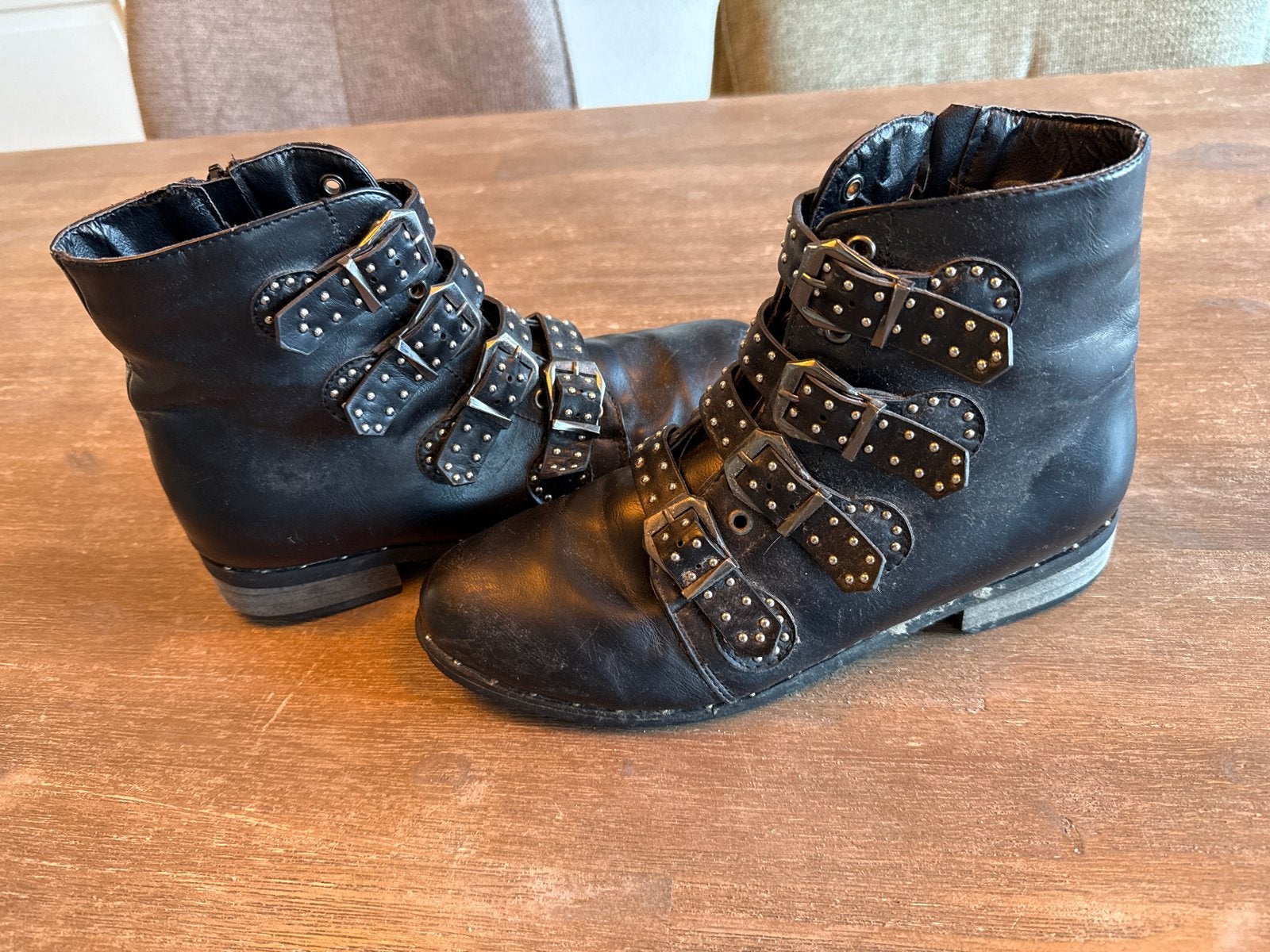 Zwarte enkellaarzen met gespen en studs - Maat 39, Ophalen of Verzenden, Gedragen, Zwart, Lage of Enkellaarzen
