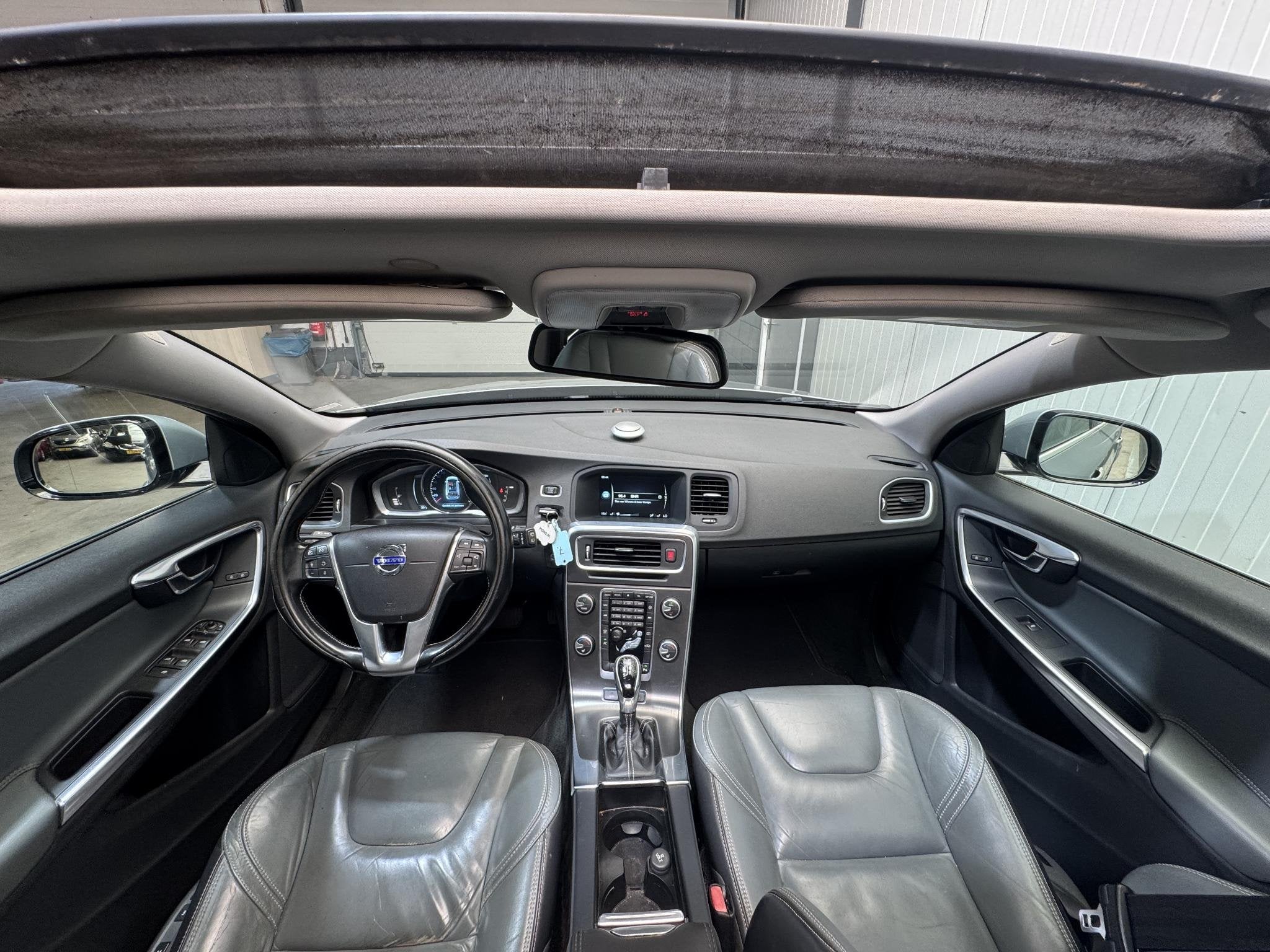 Foto 10 van Volvo V60 2.4 D6 AWD Plug-In Hybrid Summum Super Netjes Pano