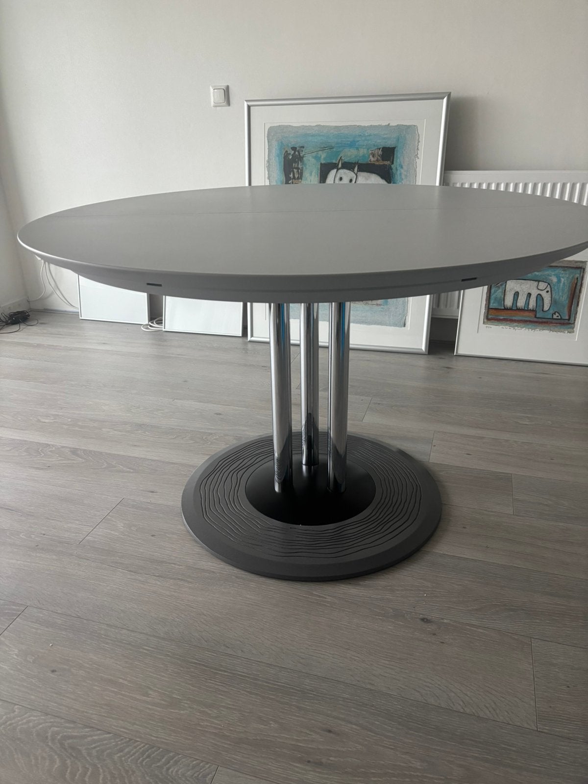 Leolux trias eettafel rond (ovaal), Ophalen, Zo goed als nieuw, Rond, 100 tot 150 cm
