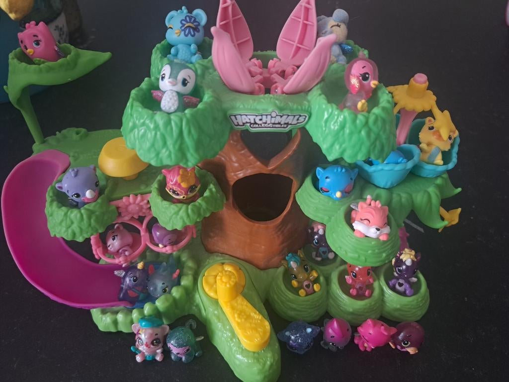 Hatchimals poppetjes + speelboom., Verzamelen, Ophalen, Zo goed als nieuw