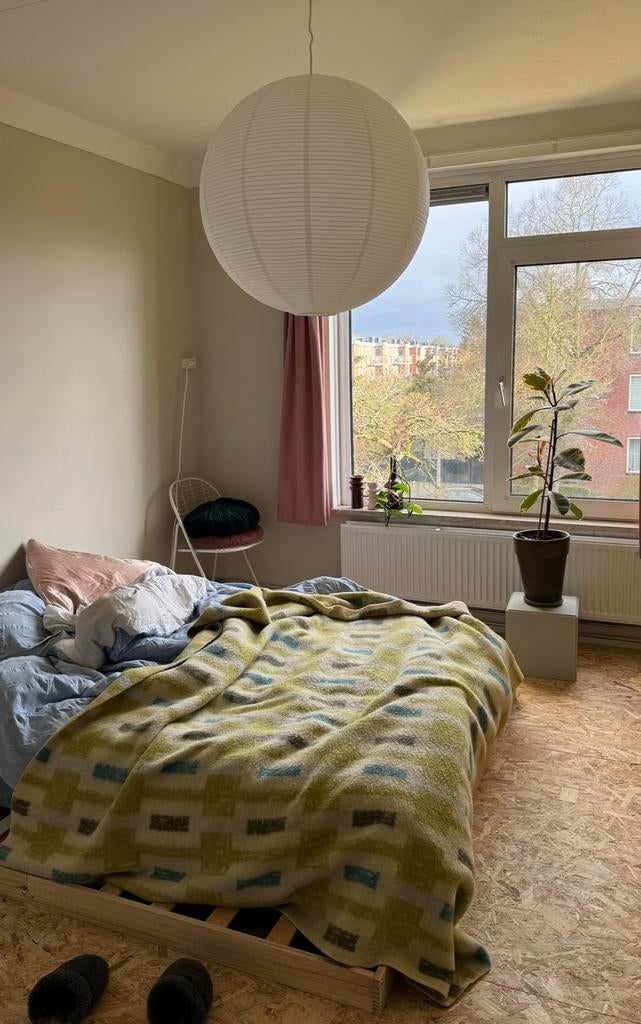 Laag bedframe, Huis en Inrichting, Slaapkamer | Bedden, Ophalen, Zo goed als nieuw, Tweepersoons, Hout