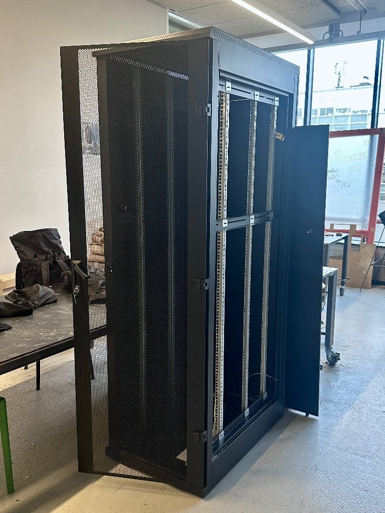 Triton 42U 900x600 server rack, Ophalen, Zo goed als nieuw, Geperforeerd, Plaatstaal