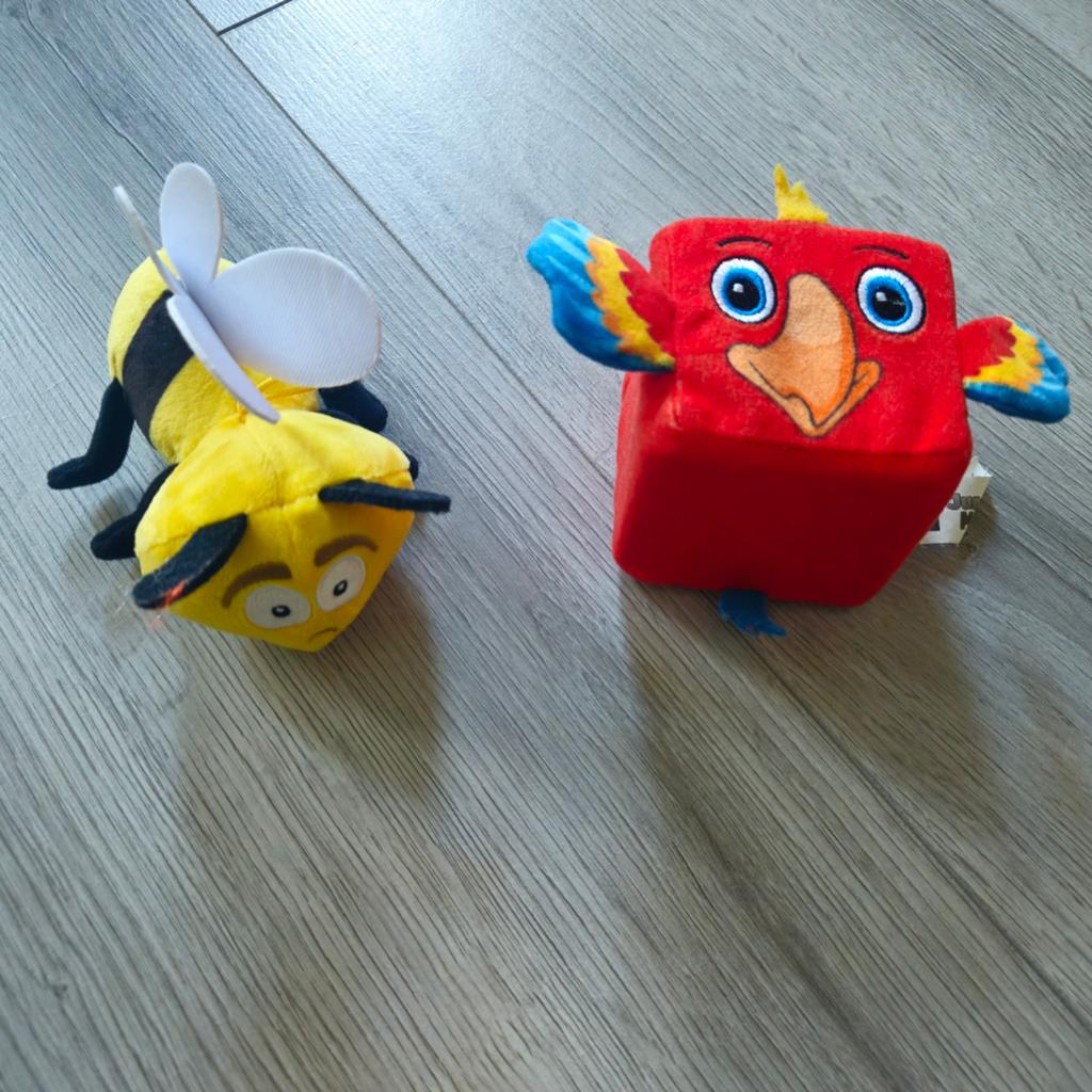 Opruiming: Leuke knuffels: Bij en Papegaai, Ophalen of Verzenden, Zo goed als nieuw