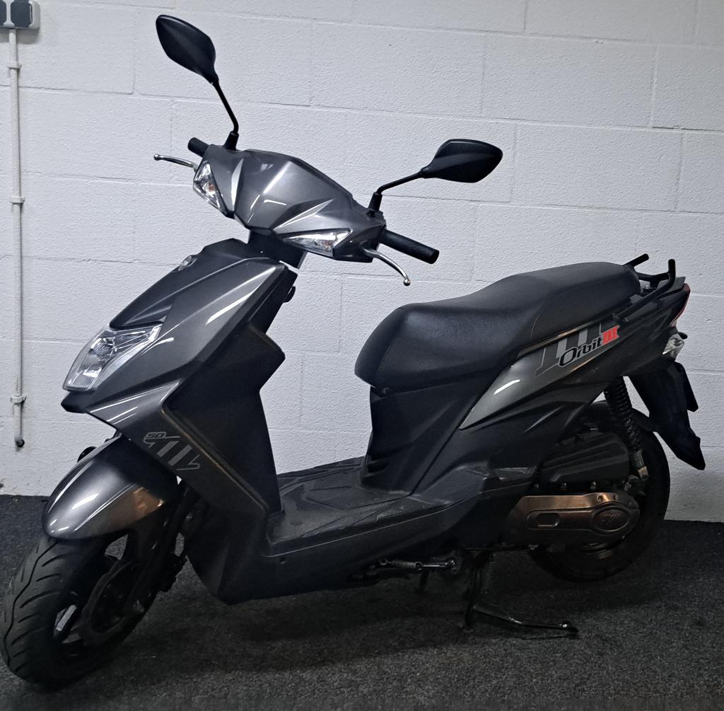 Donker antracietkleurige Sym Orbit III snorscooter, Fietsen en Brommers, Ophalen, Zo goed als nieuw, Benzine, Orbit