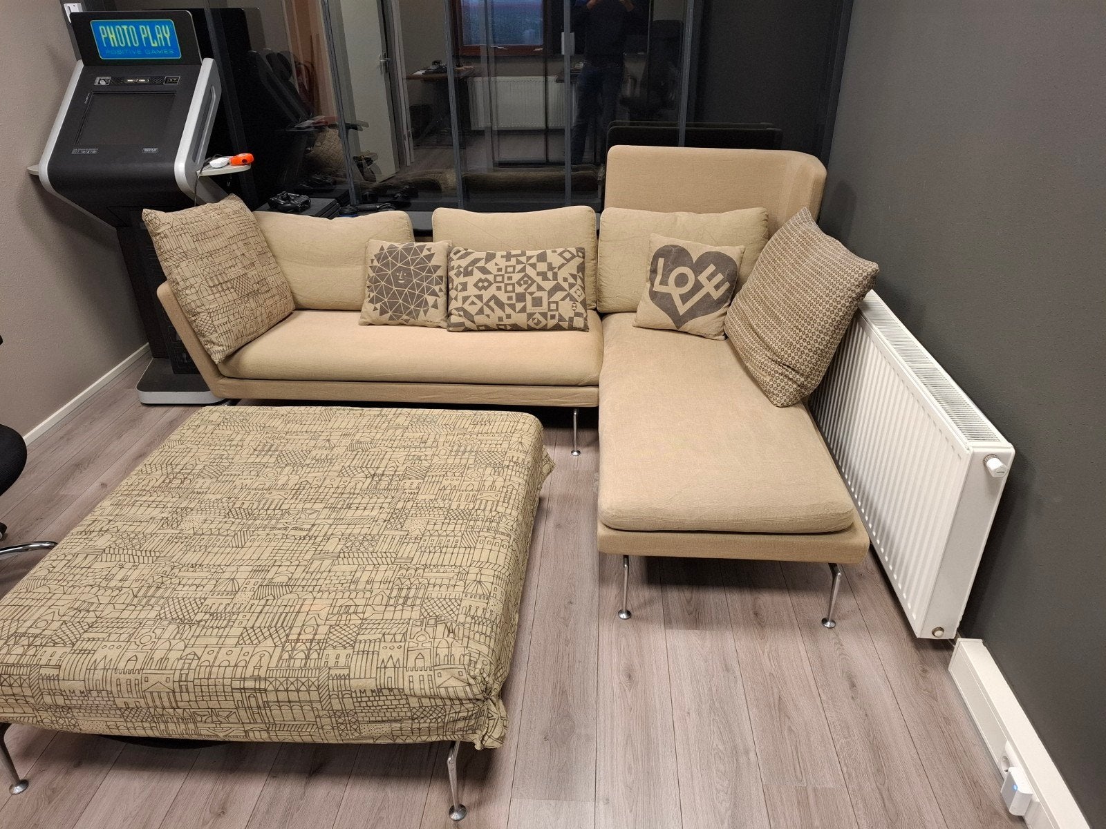 Vitra Suita Sofa met Chaise Longue en Alexander Girard poef, 250 tot 300 cm, Gebruikt, 100 tot 125 cm, Driepersoons