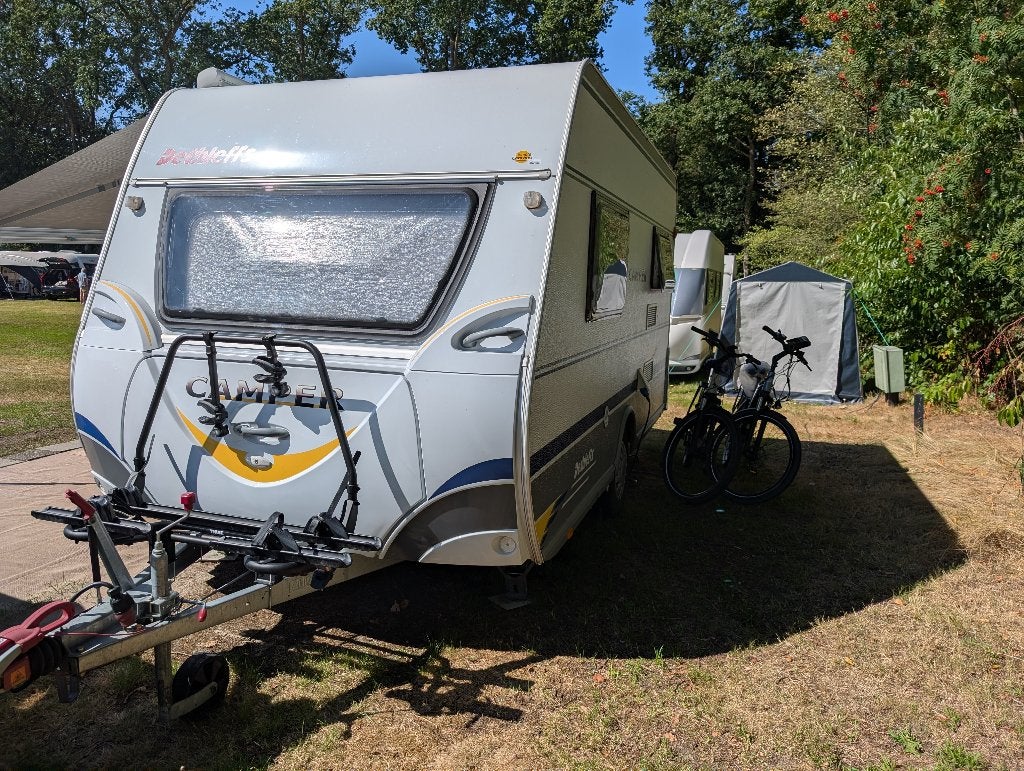 Compacte Dethleffs caravan met mover, luifel en fietsenrek., Caravans en Kamperen, Caravans, Schokbreker, Rondzit, Dwarsbed, Tot en met 2