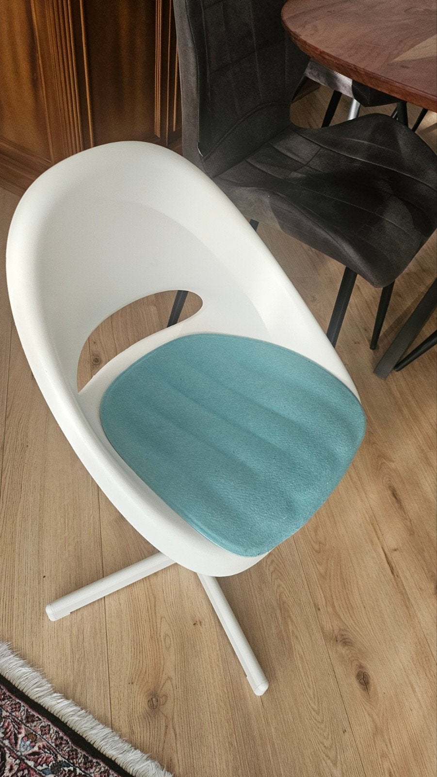 Moderne witte draaistoel met turquoise kussen, Huis en Inrichting, Stoelen, Ophalen, Stof, Wit, Zo goed als nieuw