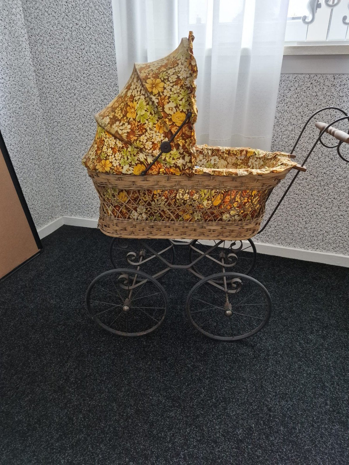 Nostalgische poppenwagen - 46 jaar oud smeedijzer/rotan, Ophalen, Gebruikt