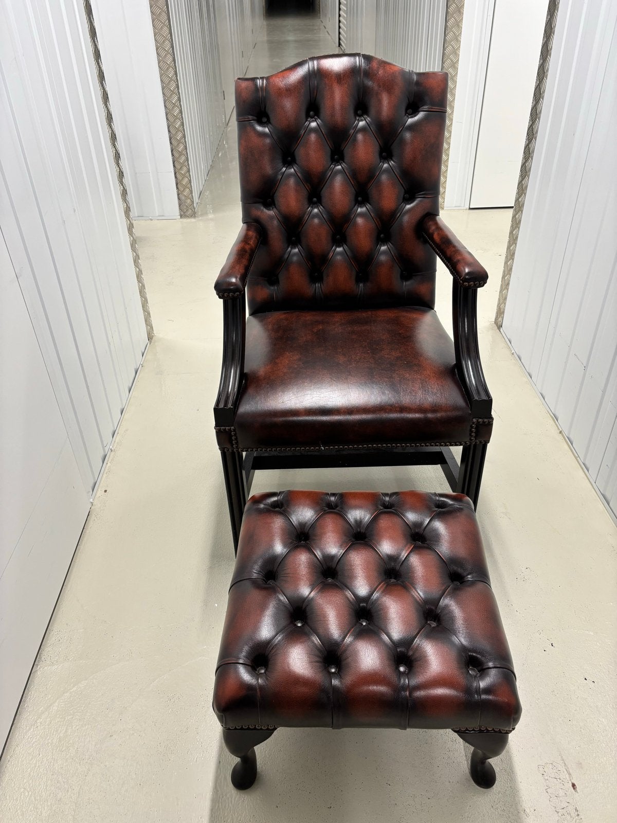 Leren Chesterfield stoel met voetenbankje, Huis en Inrichting, Stoelen, Ophalen, Bruin, Leer, Zo goed als nieuw