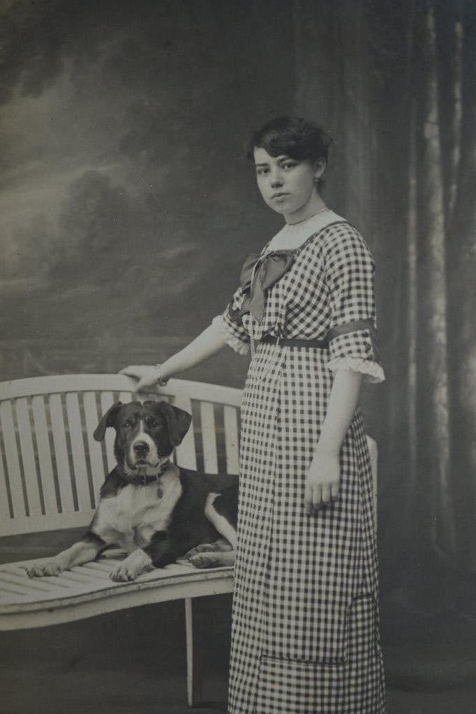 frankrijk 1920 vrouw met hond op bankje, Ophalen of Verzenden, Voor 1920, Ongelopen, Sterren en Beroemdheden