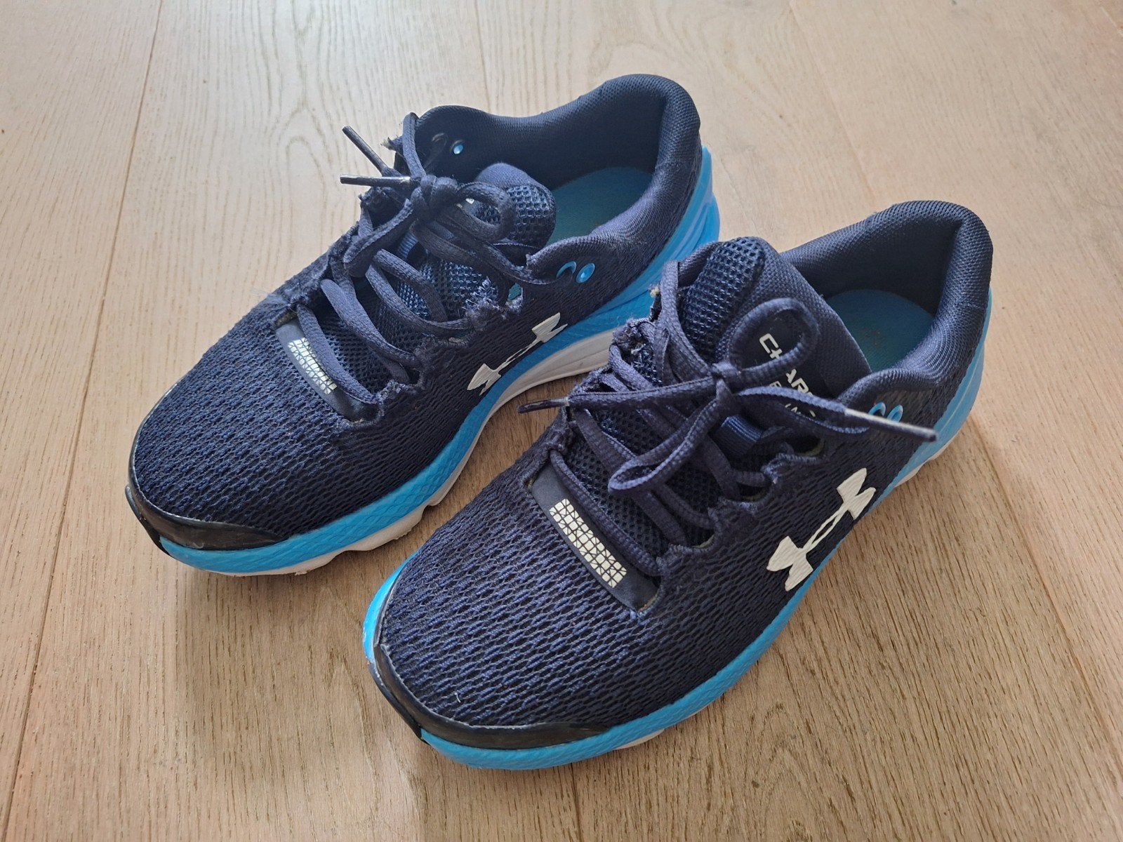 mooie blauwe sportschoenen Under Armour maat 36,5, Gebruikt, Ophalen of Verzenden, Under Armour, Jongen of Meisje