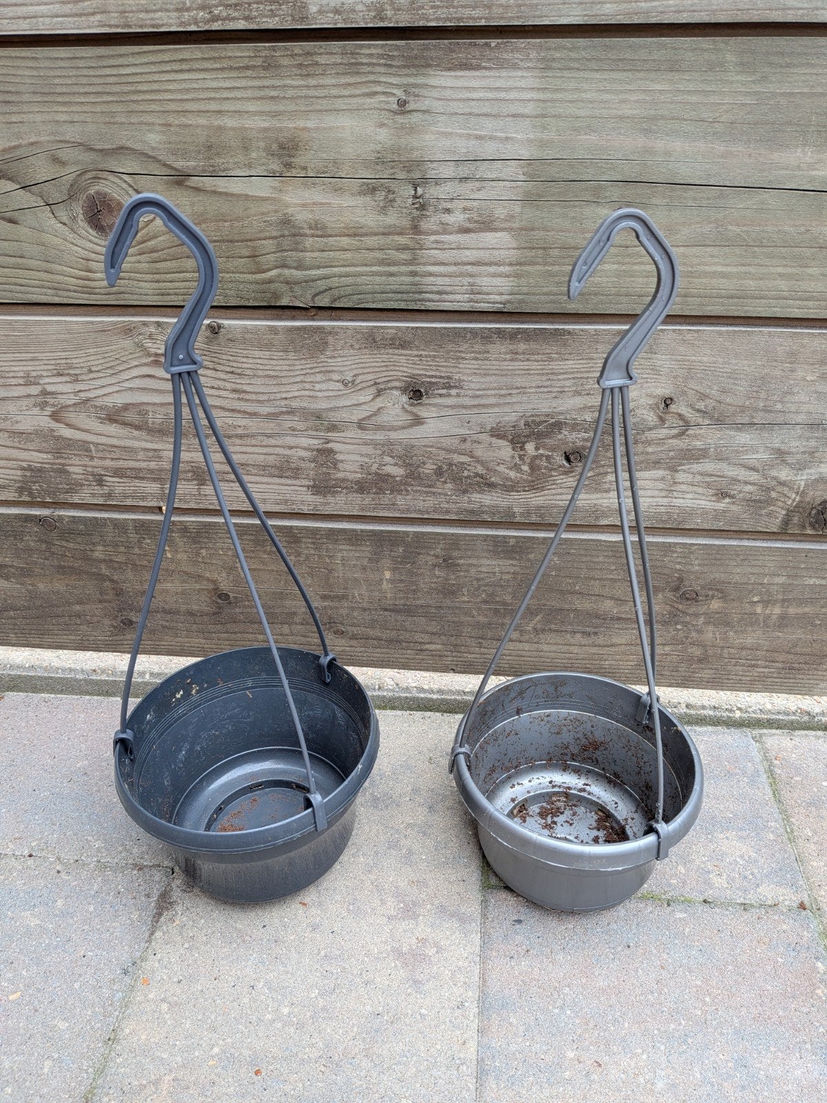 Twee gebruikte plastic hangpotten voor balkon/tuin, Ophalen of Verzenden