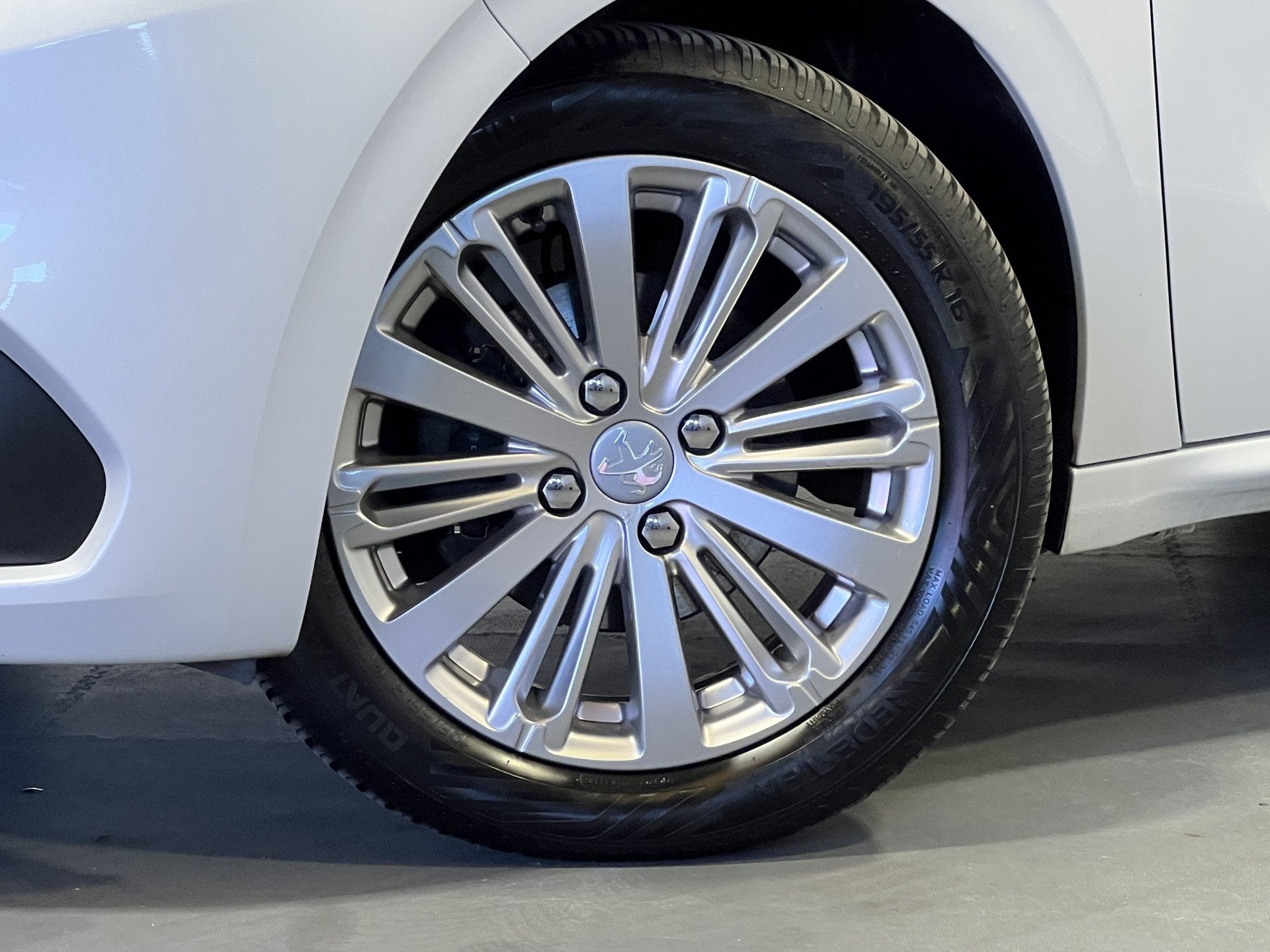 Peugeot 208 1.2 PureTech Allure | LM Velgen 16" | Parkeersen, Auto's, Voorwielaandrijving, Stof, Gebruikt, 1199 cc