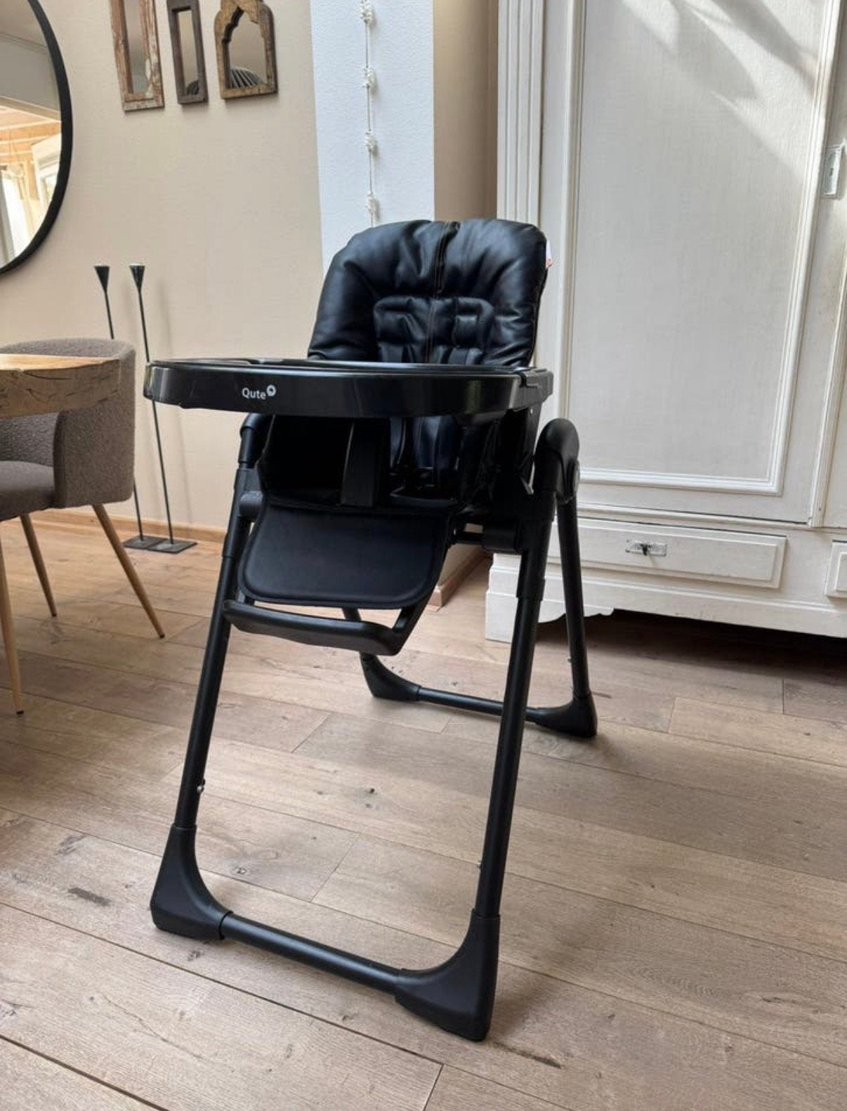 Zwarte Qute kinderstoel met afneembaar eetblad, Kinderen en Baby's, Kinderstoelen, Ophalen, Gebruikt, Overige typen, Afneembaar eetblad