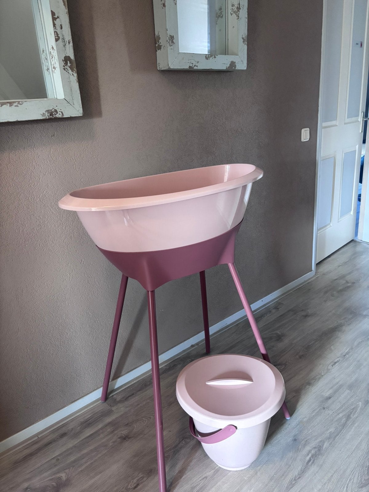 Luma bad met standaard en tummy tub, Ophalen, Zo goed als nieuw, Badje, Standaard