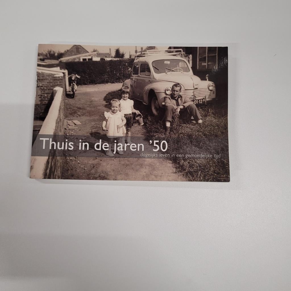 Thuis in de jaren '50: Dagelijks leven in een gemoedelijke, Europa, Ophalen of Verzenden, Zo goed als nieuw, 20e eeuw of later