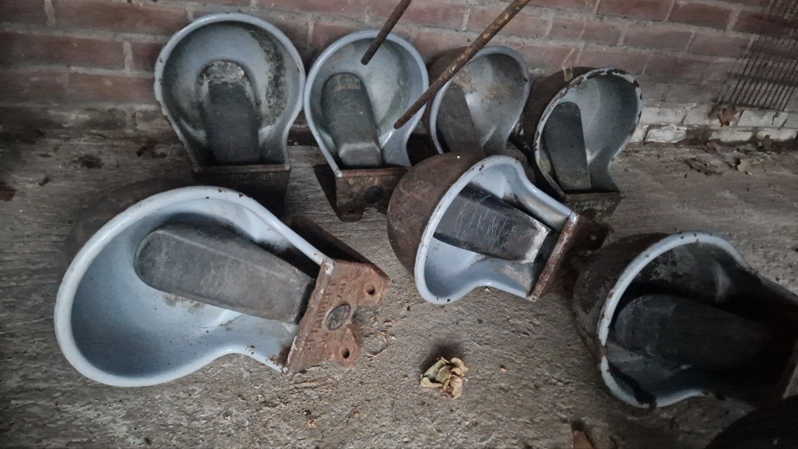 6 Antieke gietijzeren drinkbakken voor vee, Ophalen