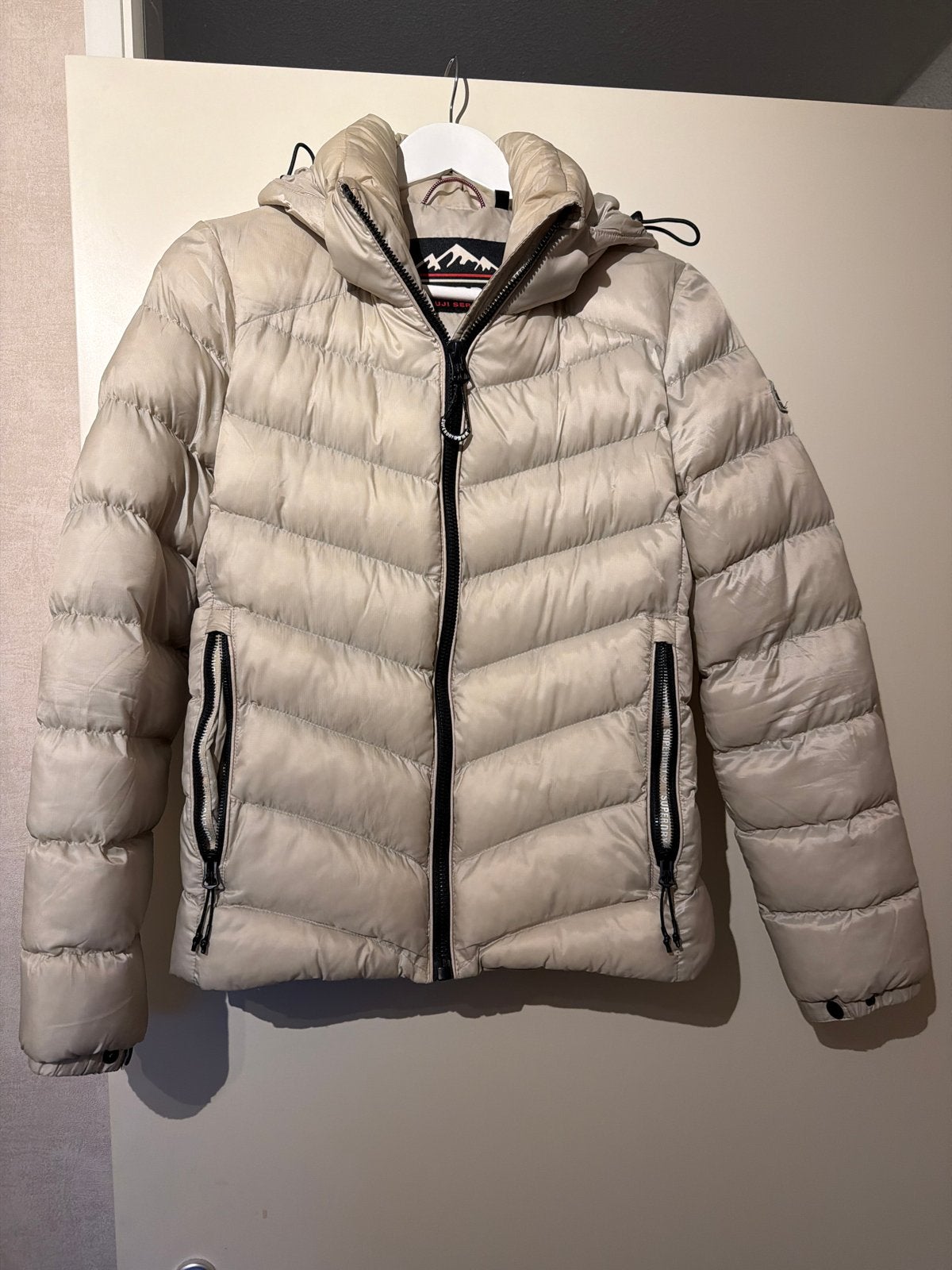 Superdry Fuji Series donsjack -  maat 38, Ophalen of Verzenden, Gedragen, Maat 38/40 (M), Beige