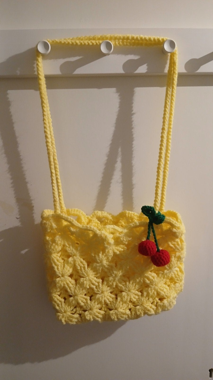 Zelfgemaakte Gehaakte Tas met Kersendetail, Sieraden, Tassen en Uiterlijk, Tassen | Damestassen, Verzenden, Nieuw, Geel, Schoudertasje