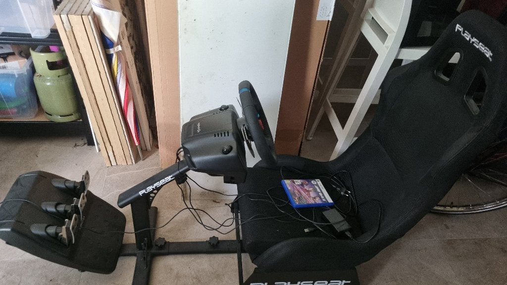 Playseat racestoel + Logitech stuur & pedalen + F1 game, Spelcomputers en Games, Games | Pc, Ophalen, Online, 1 speler, Racen en Vliegen