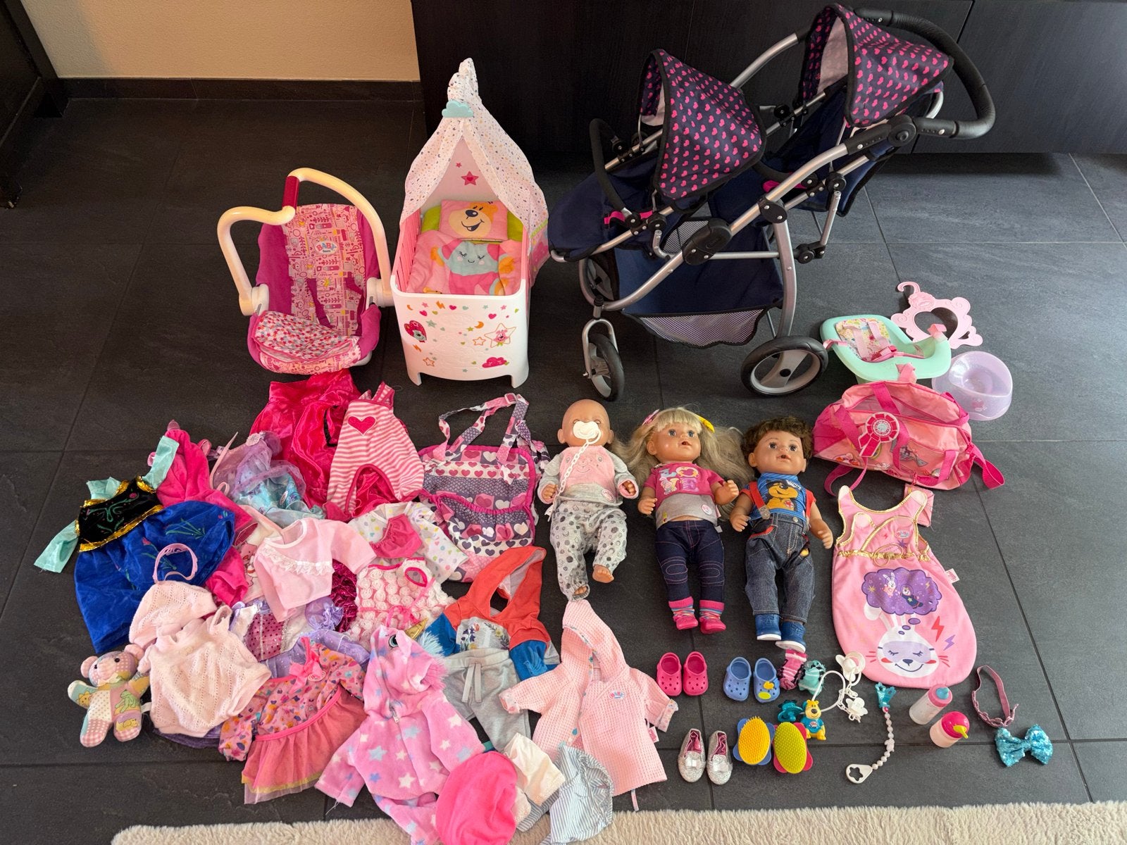 Grote set babyborn met kleding, kinderwagen en accessoires, Kinderen en Baby's, Speelgoed | Poppen, Ophalen, Gebruikt, Babypop