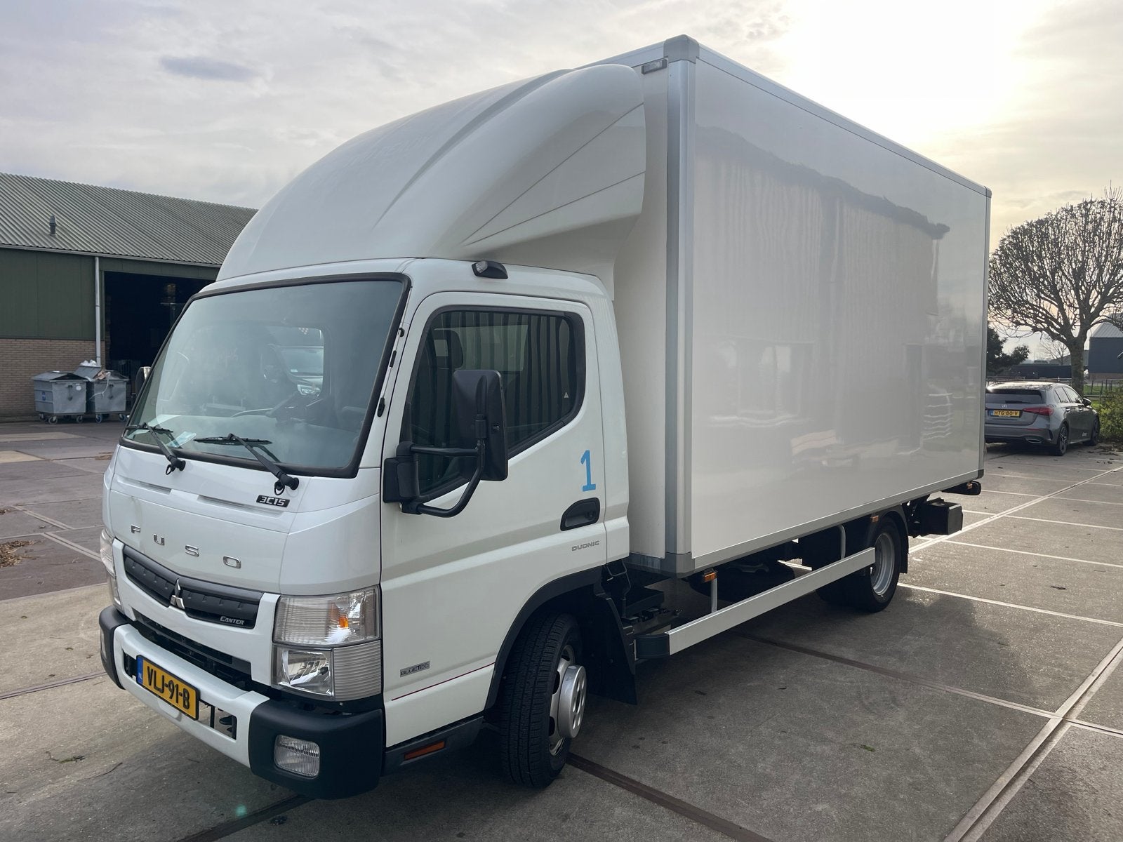 FUSO Canter 2021 bakwagen met laadklep en trekhaak, Auto's, 3035 kg, FUSO, Wit, Origineel Nederlands