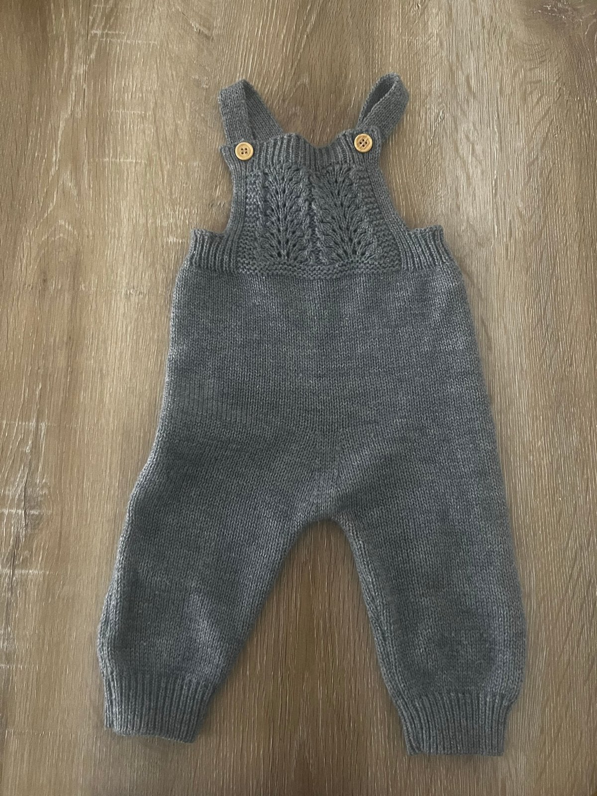 Grijs gebreid knit tuinbroek pakje unisex maat 68, Kinderen en Baby's, Babykleding | Maat 68, Ophalen of Verzenden, Zo goed als nieuw