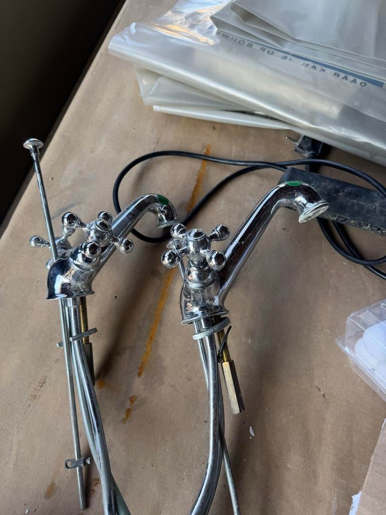Twee chromen kranen, Ophalen of Verzenden, Gebruikt, Chroom, Kraan