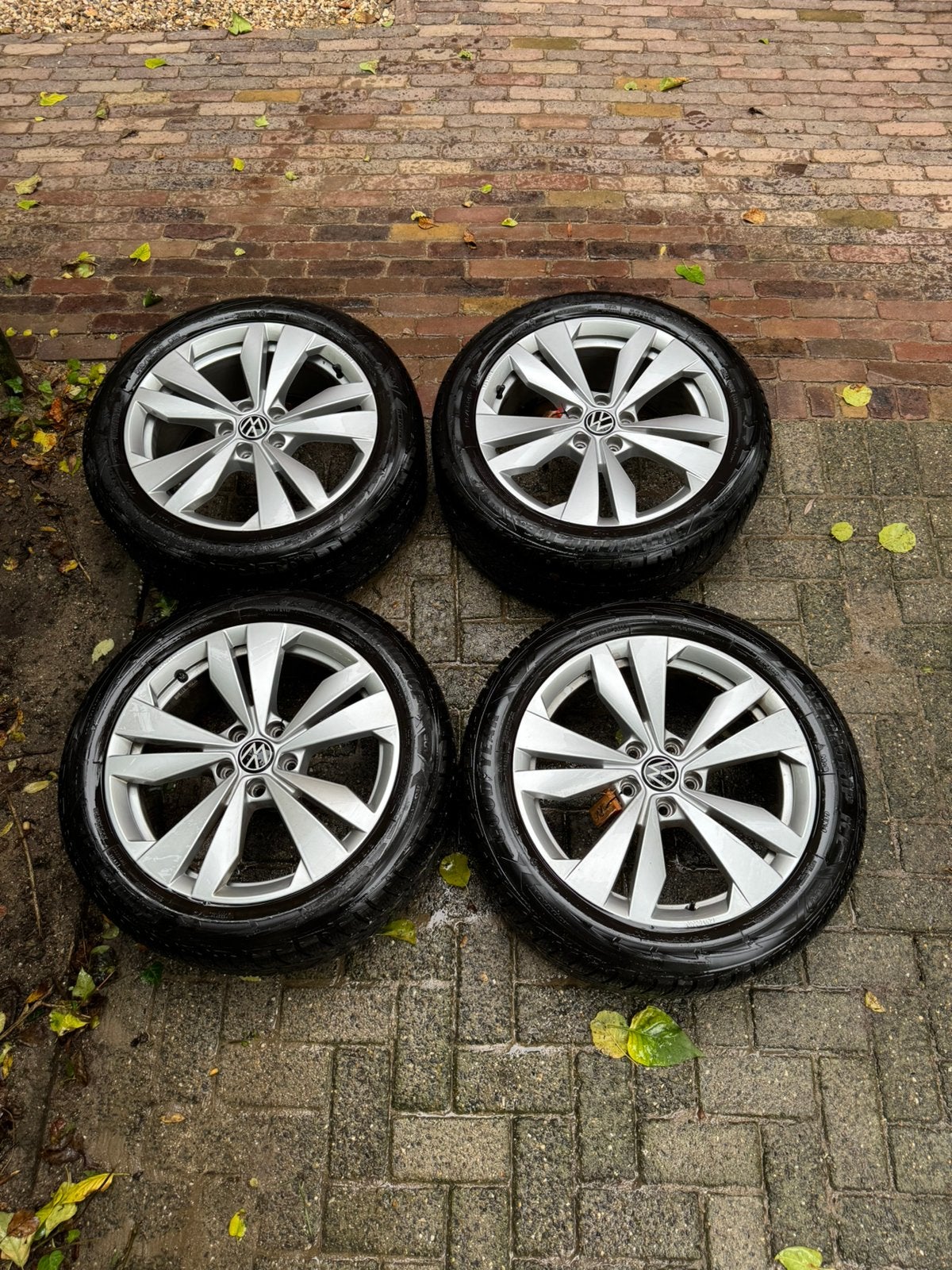 Originele 18" VW velgen + Goodyear winterbanden (5-6mm), Auto-onderdelen, Ophalen, 18 inch, 215 mm, Banden en Velgen