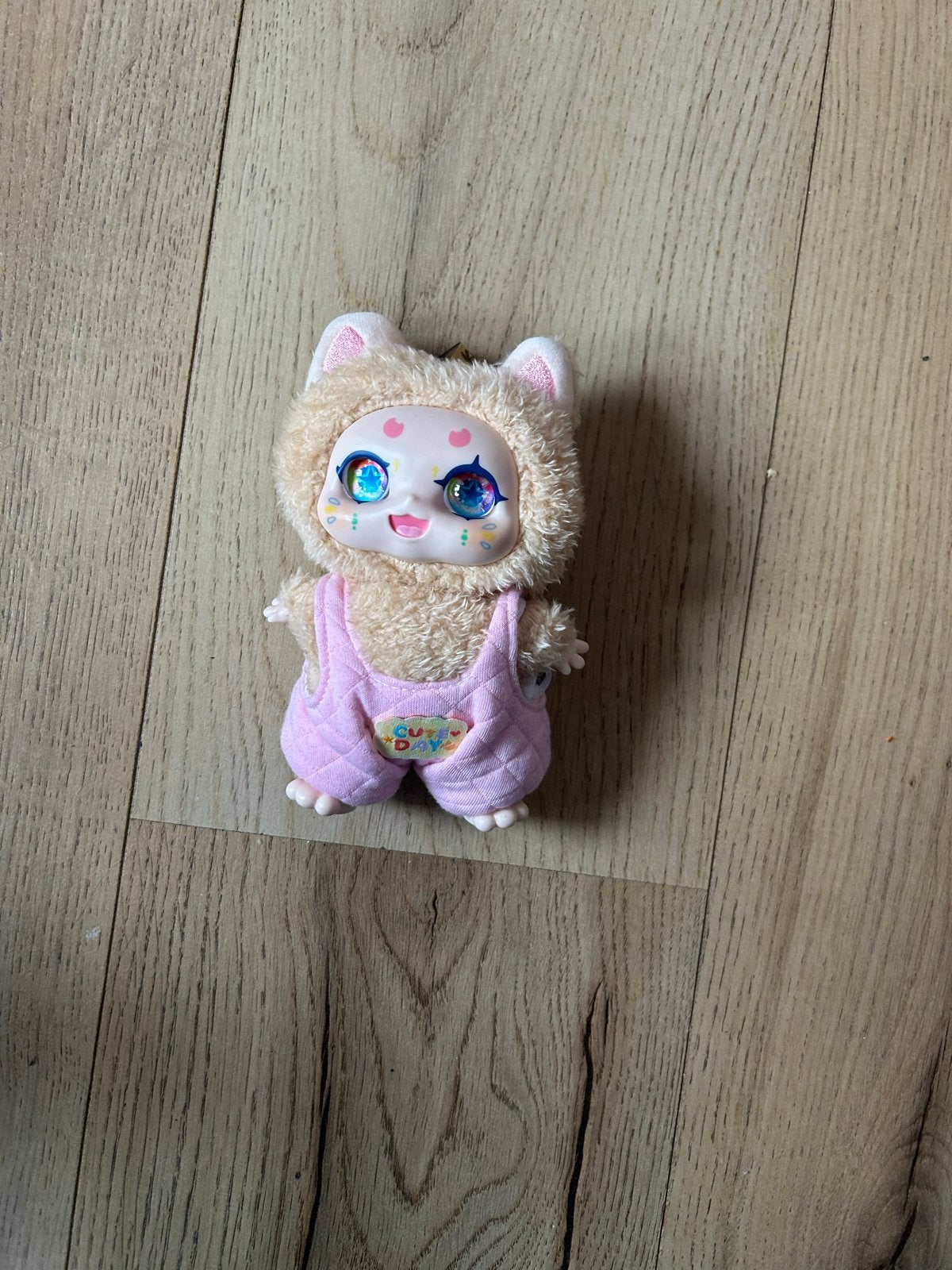 Schattige knuffelpop met kattenoortjes en roze tuinbroek, Kinderen en Baby's, Ophalen, Overige merken, Overige karakters, Overige typen