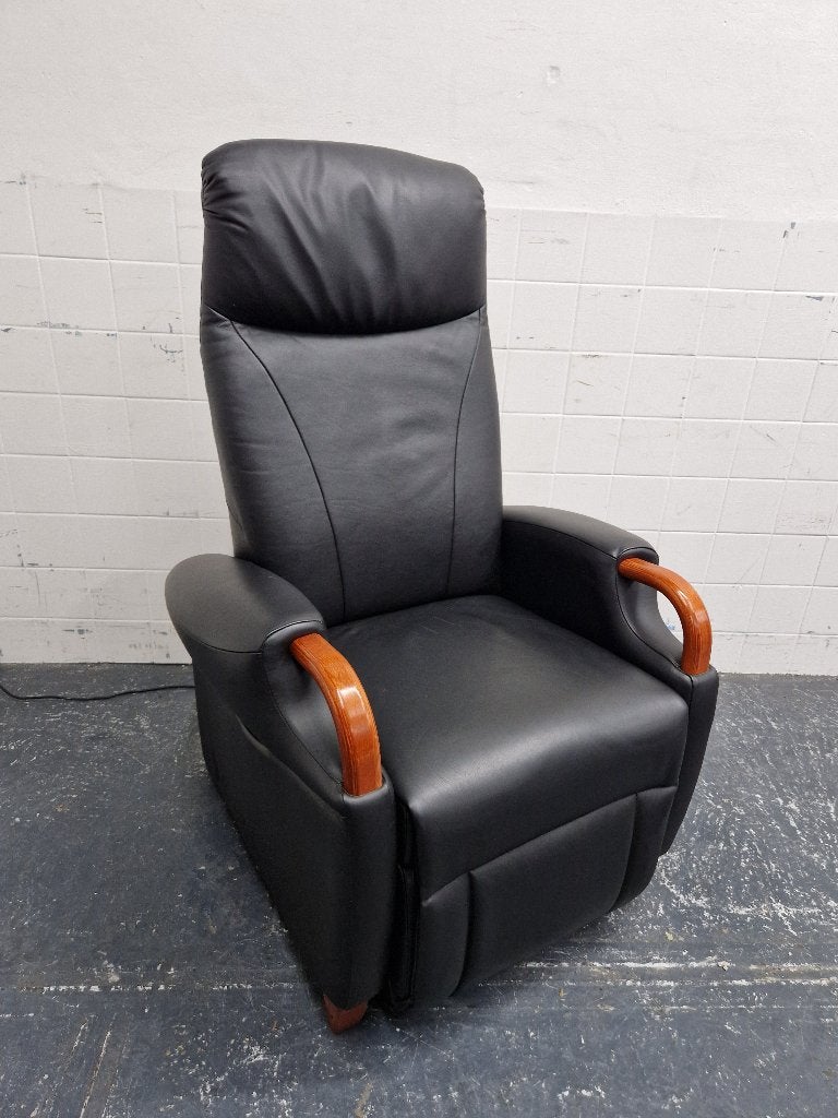 Fitform relaxfauteuil met sta op functie in zwart leer, Huis en Inrichting, Fauteuils, Ophalen, Gebruikt, Fitform, Onbekend
